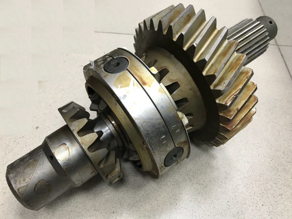 Дифференциал межосевой МАЗ среднего моста (33Х18 ЗУБ.)